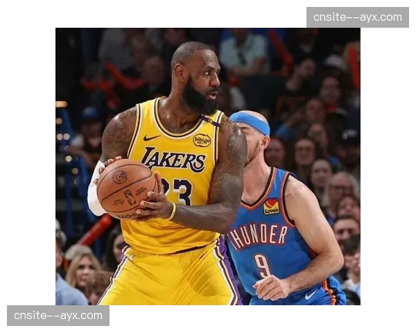 霍姆格伦护框限制湖人突破 雷霆防守压迫制造转换进攻 霍姆格伦护框限制湖人突破 雷霆防守压迫制造转换进攻