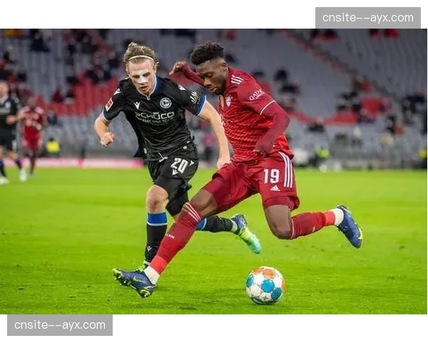 朗斯战术多样性：边路配合与中路渗透结合